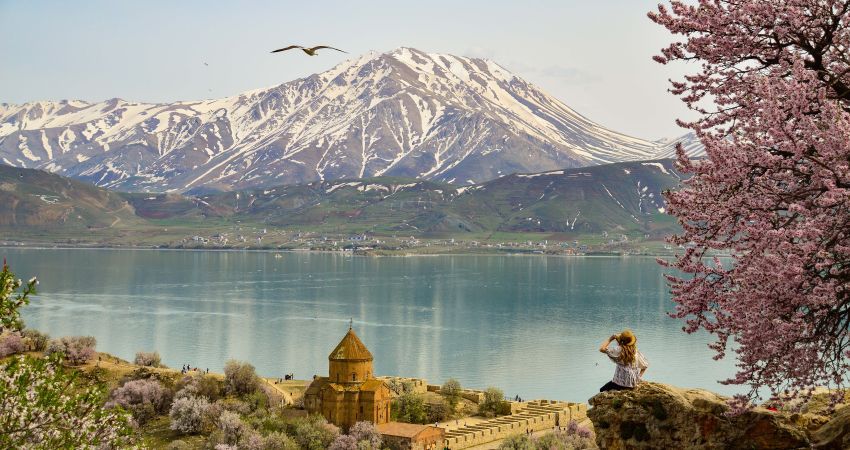 İstanbul Çıkışlı Uçaklı Van Doğubayazıt Bitlis Hizan Bahçesaray Turu